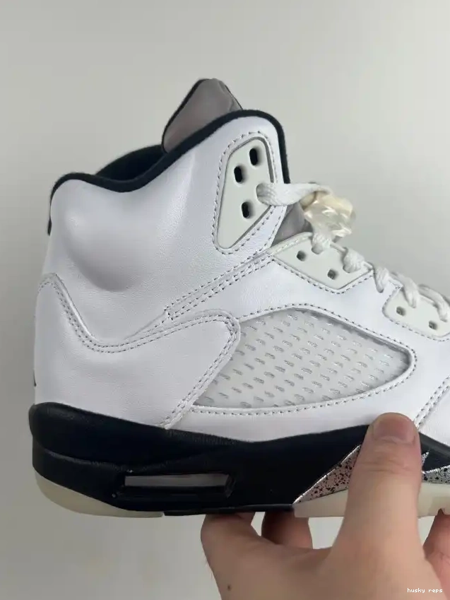 Rep Husky DD0587-110 'WHITE RETRO 5 BLACK' JORDAN AIR 0501